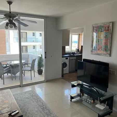 2br Seaview In Prime Location 1 Min From Sea 拉纳卡